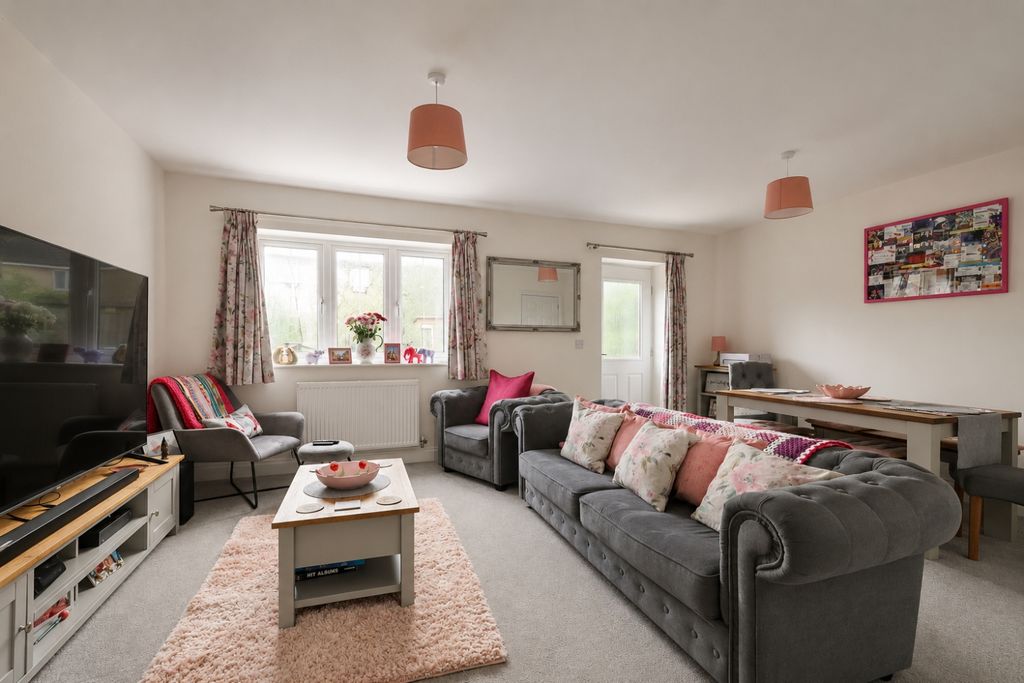 Property photo 2 of 16 33Ceeab4-6Ffe-47D2-858B-E4A4D194Db3E
