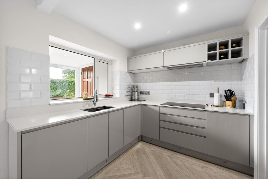 Property photo 3 of 18 Kitchen