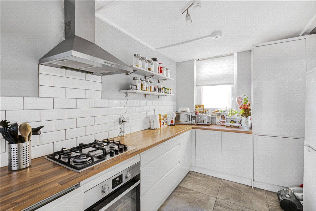 Property photo 3 of 10 Kitchen