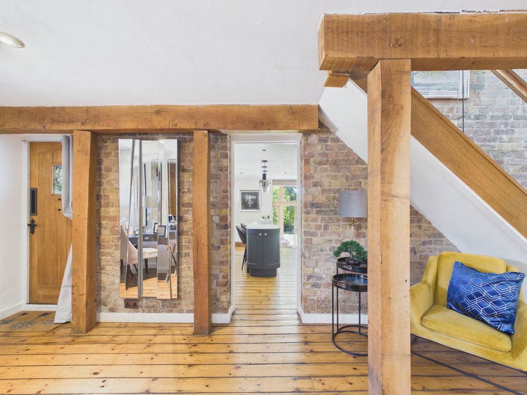 2 bed barn conversion for saleCurteys, Old Harlow CM17 photo 4