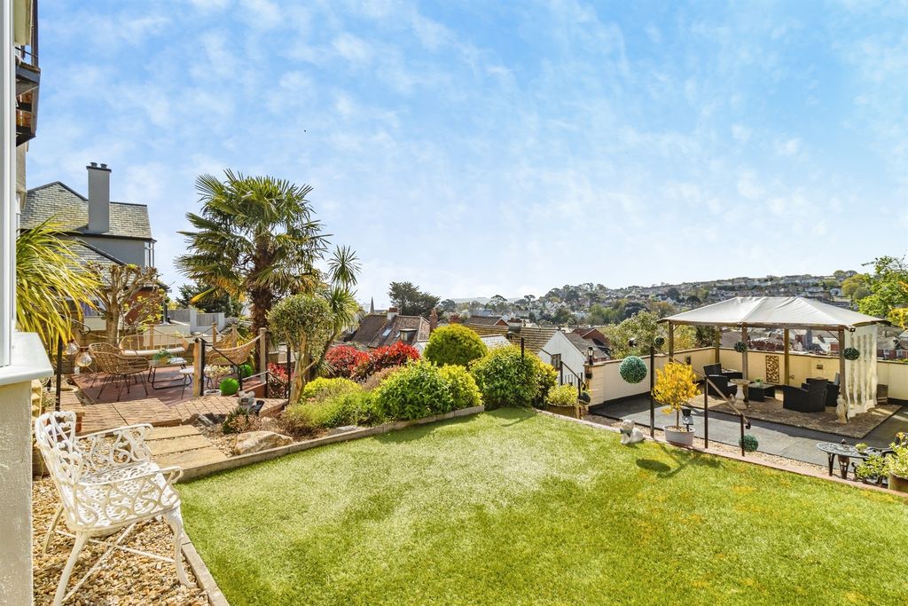 Property photo 2 of 31