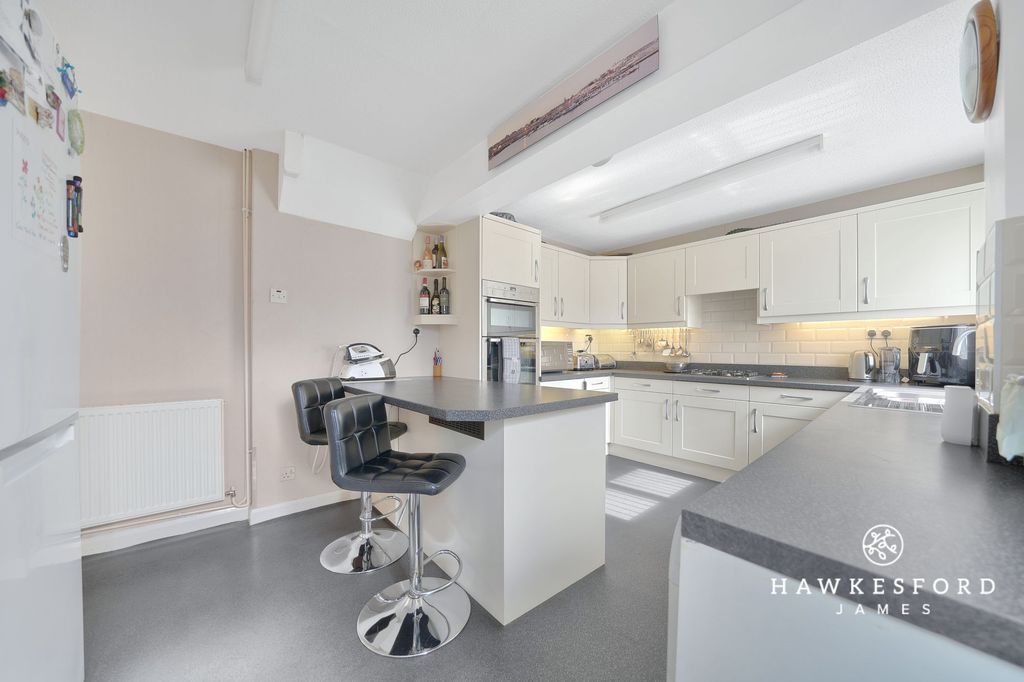 Property photo 3 of 19 Perth Gardens, Sittingbourne - Kitchen