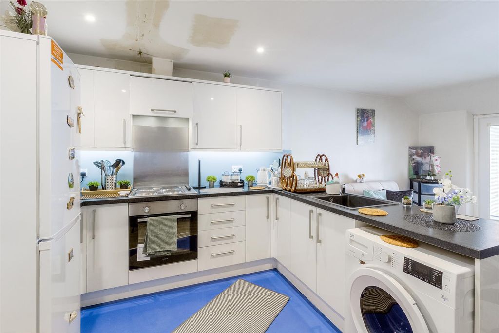 Property photo 3 of 7 Silver Street Kitchen - 007.Jpg
