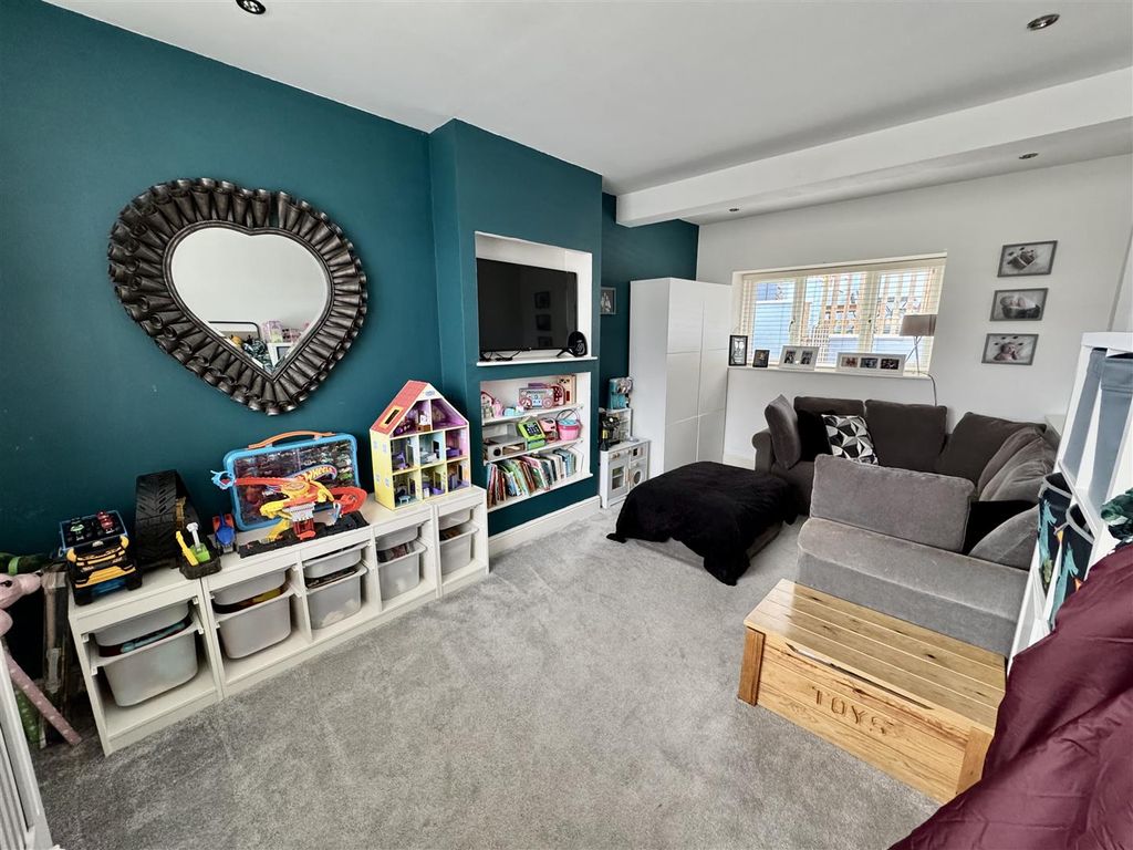 Property photo 2 of 19 Lounge