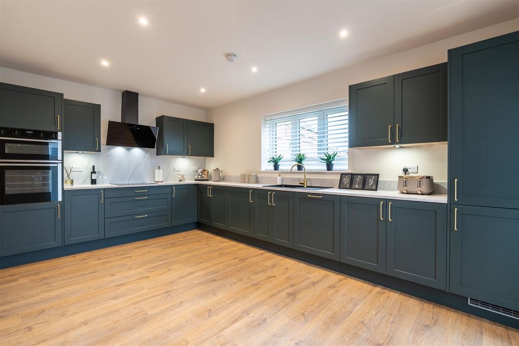 Property photo 3 of 29 Dining Kitchen