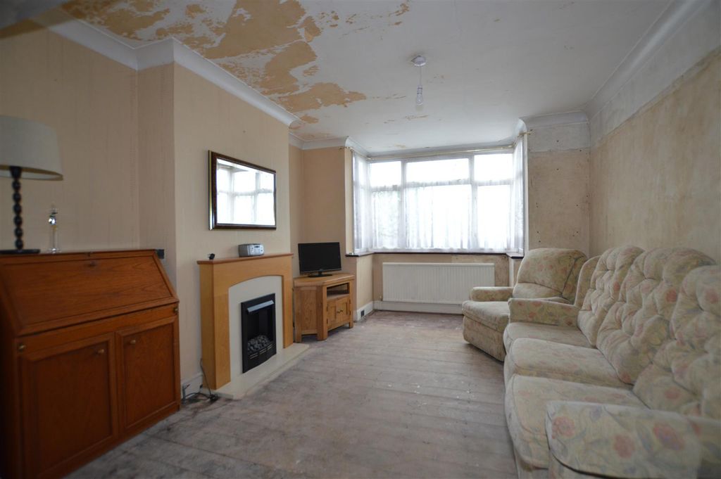 Property photo 3 of 12 9 Conway Road Lounge Feb 26.Jpg