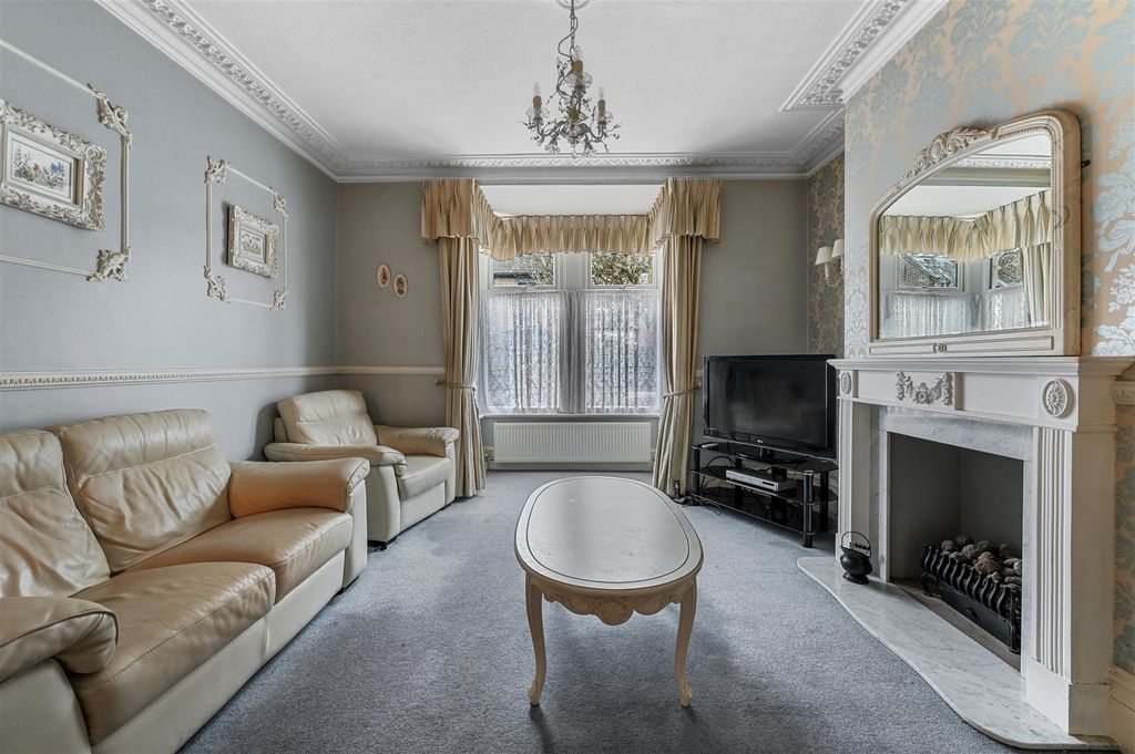 Property photo 3 of 24 Through Lounge