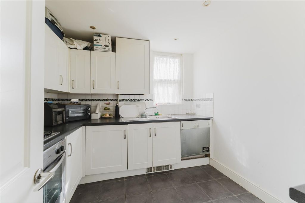 Property photo 3 of 9 47B Greenford Ave Kitch.Jpg
