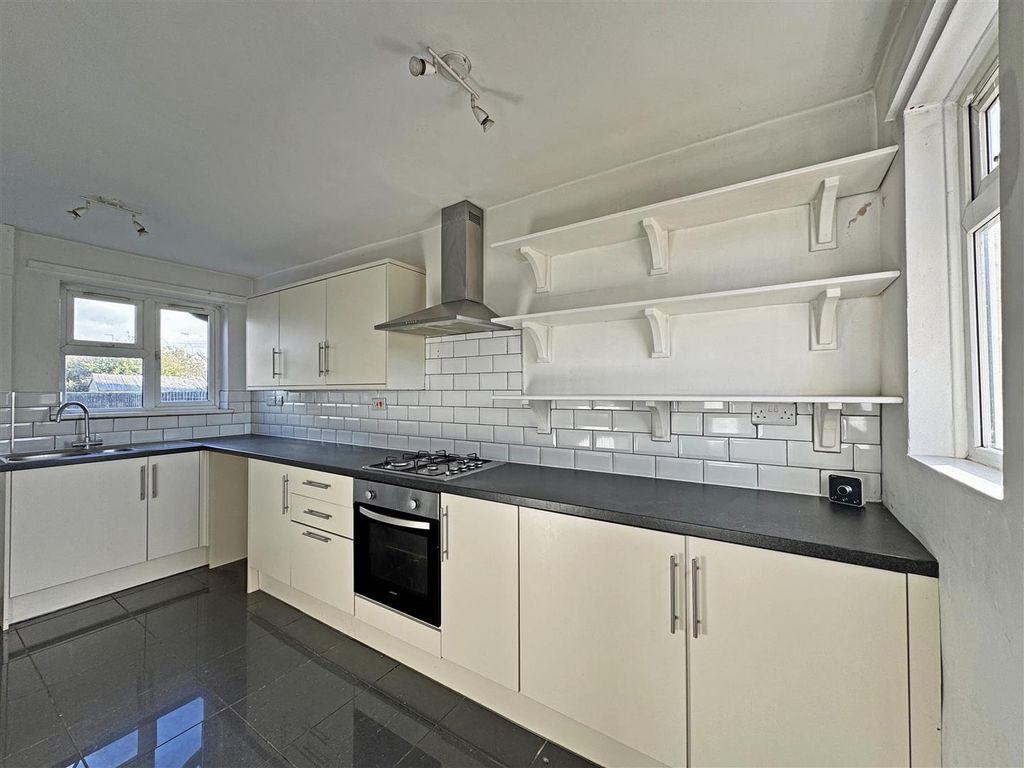 Property photo 3 of 8 Kitchen