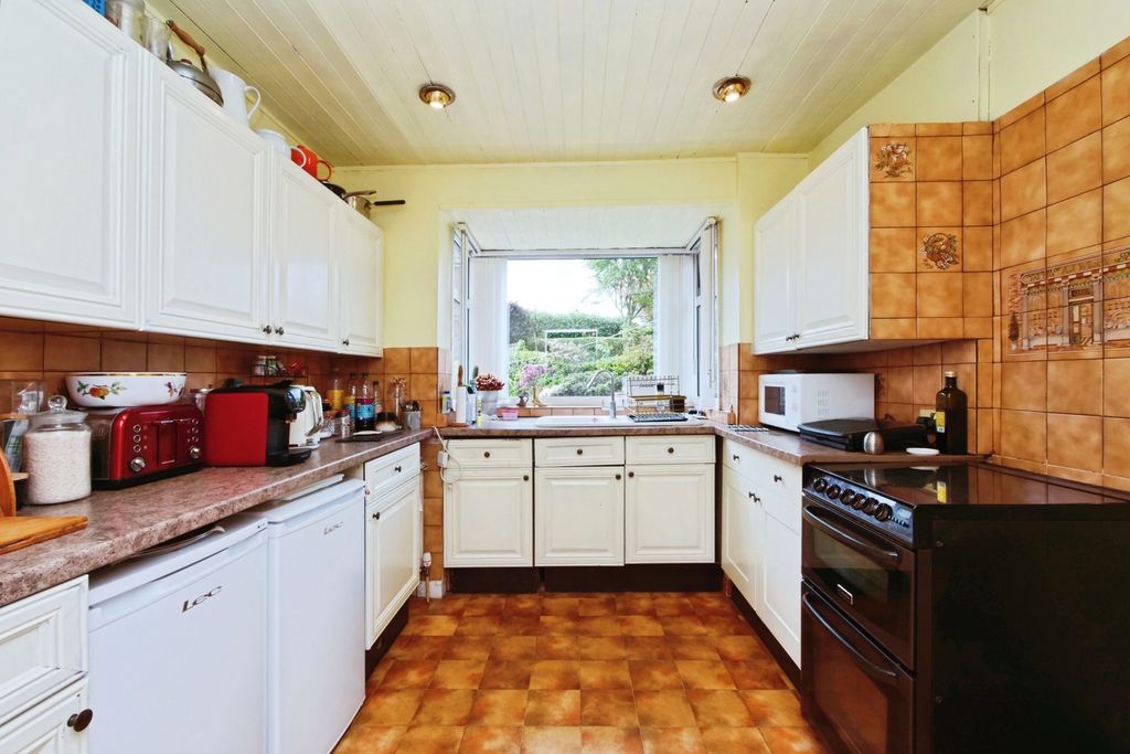 Property photo 2 of 18 Kitchen