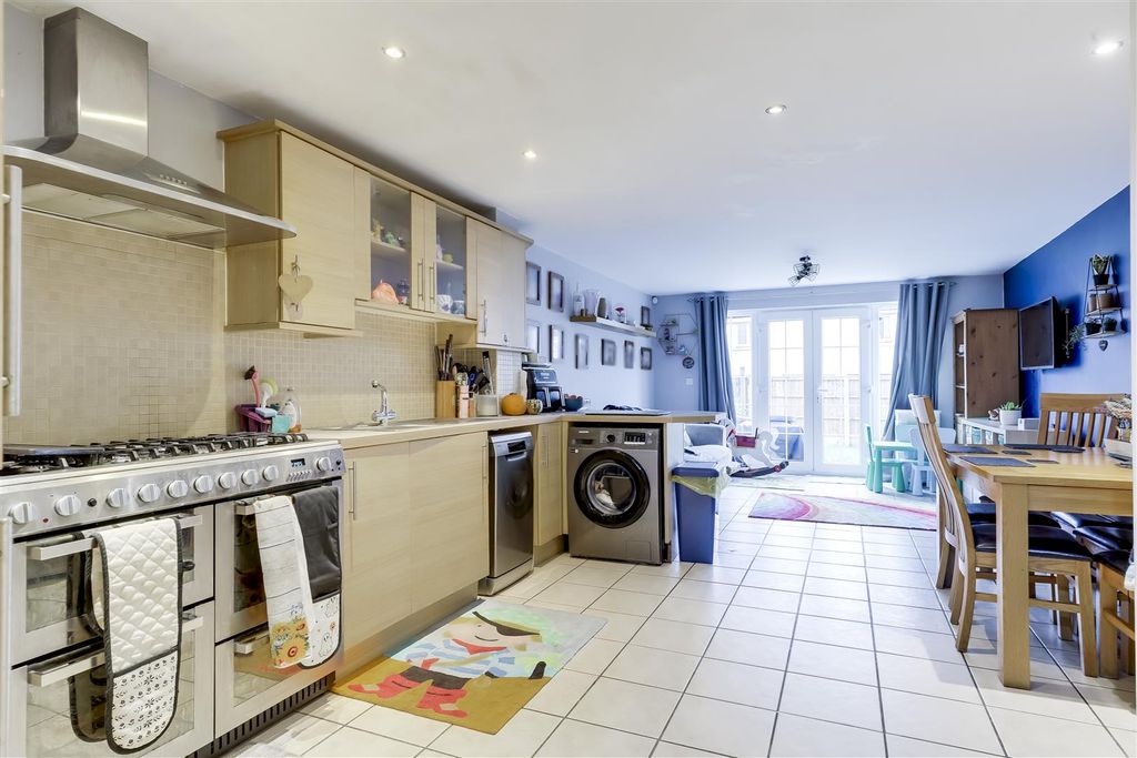 Property photo 2 of 18 710.Jpg