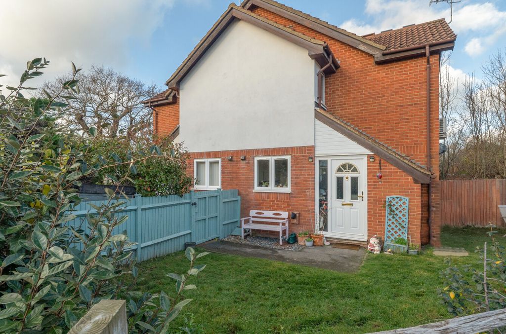 Property photo 1 of 11 1387273-17-693984...