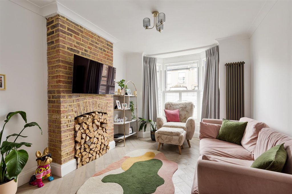 Property photo 2 of 38 Wragby Road, E11