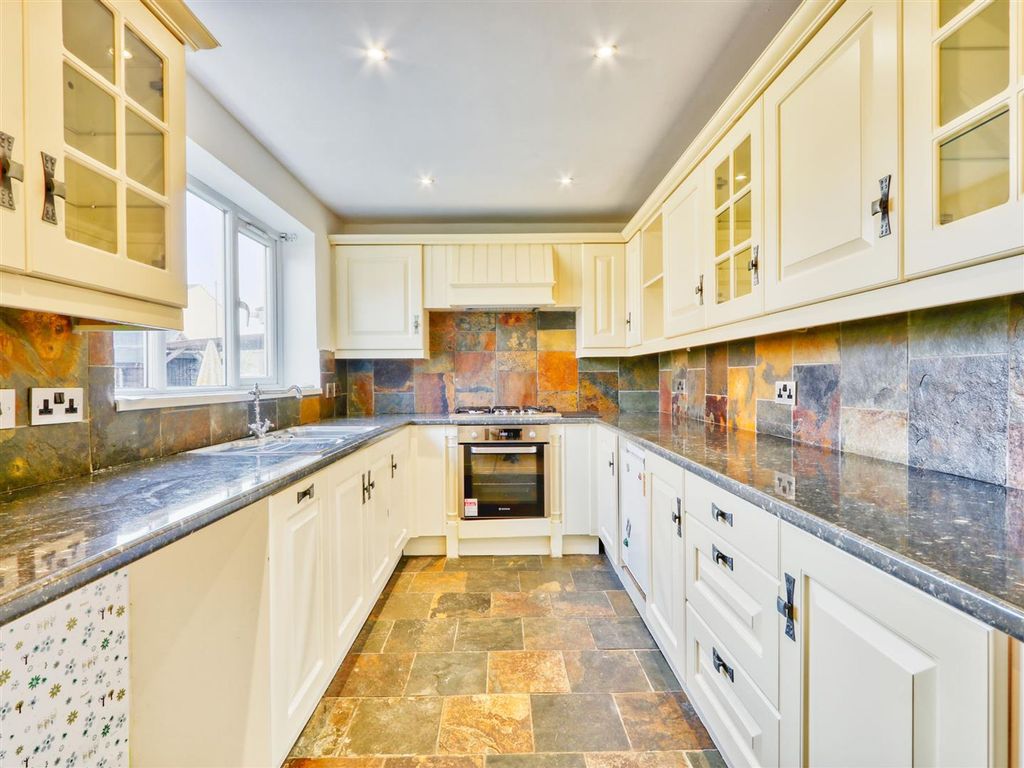 Property photo 2 of 11 Kitchen