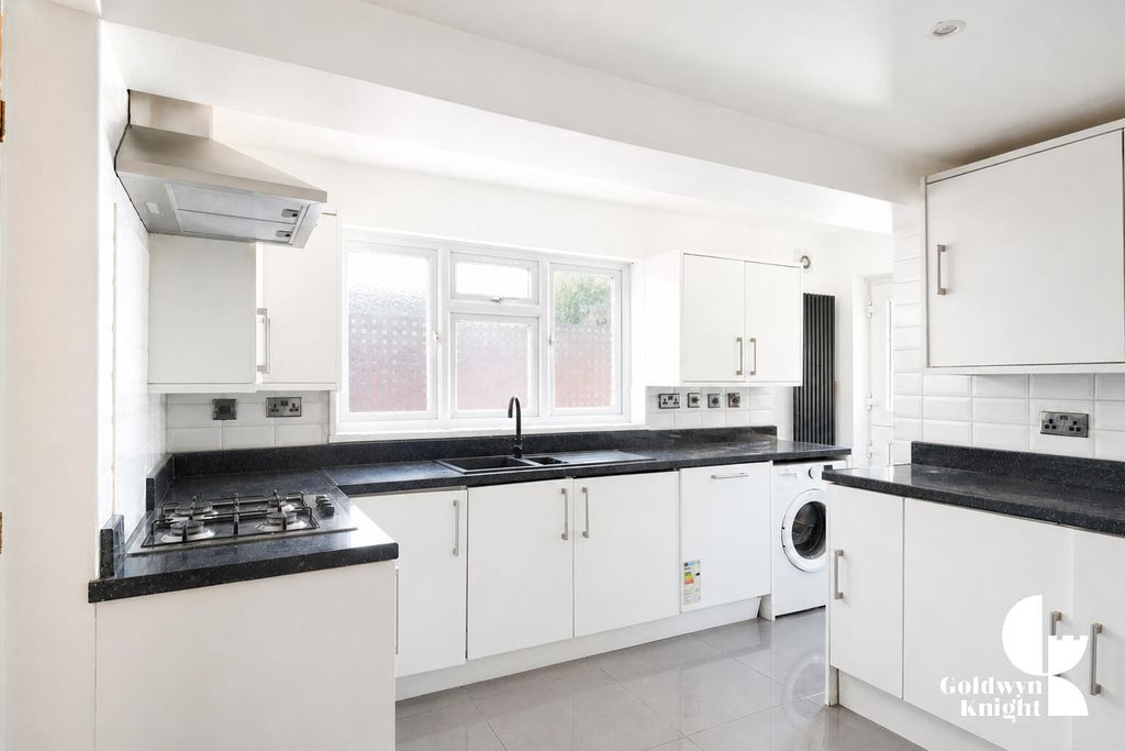 Property photo 3 of 12 Kitchen