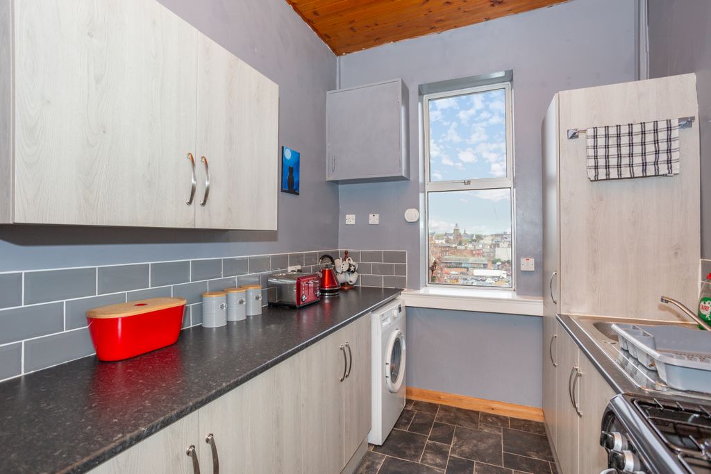 Property photo 3 of 17 Kitchen