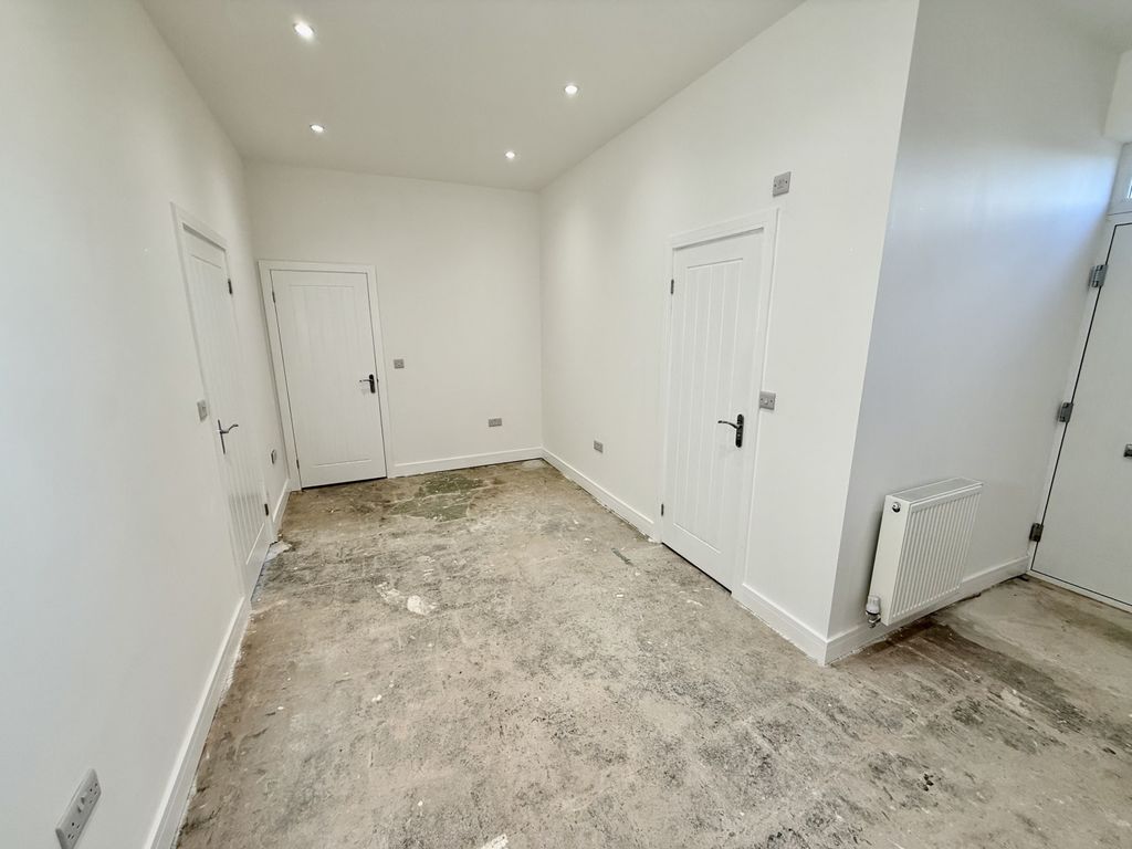 Property photo 3 of 6 Img_4005