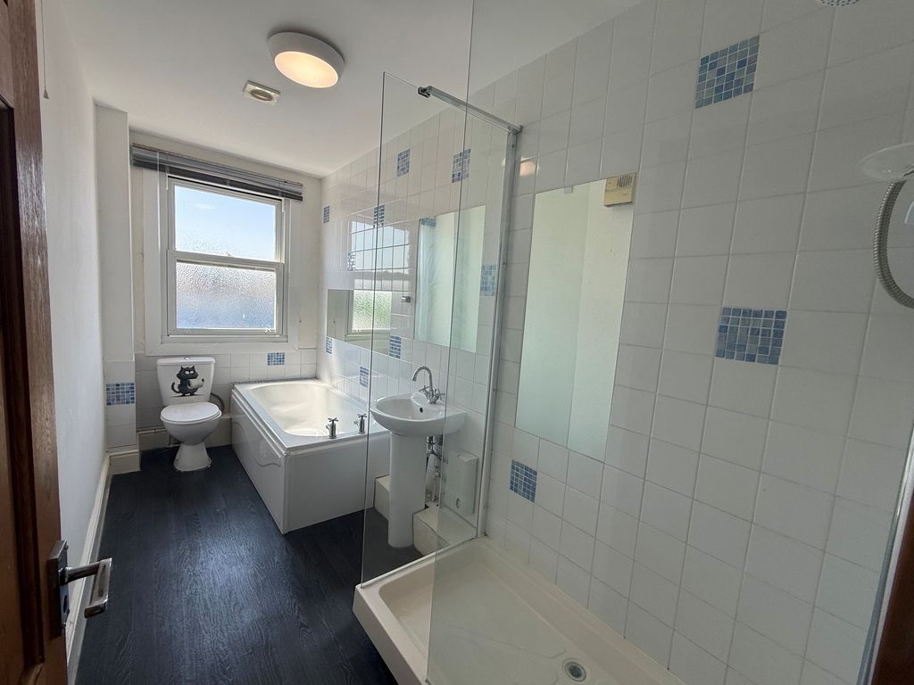 Property photo 2 of 9 Bathroom
