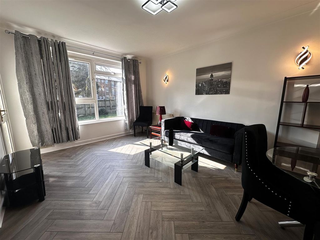 Property photo 2 of 12 Lounge