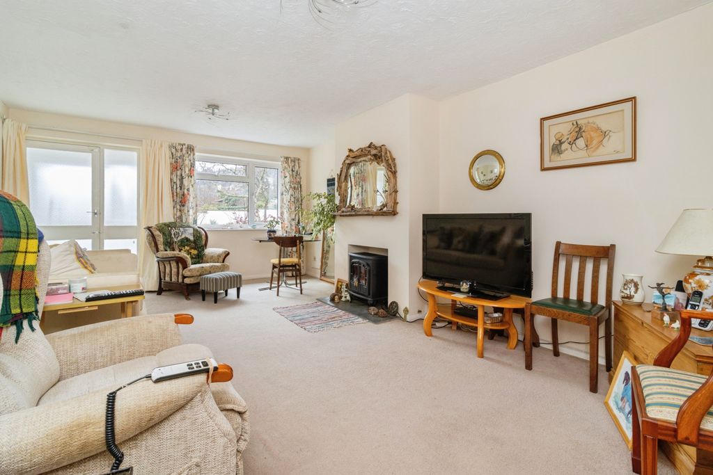 Property photo 3 of 13 Lounge