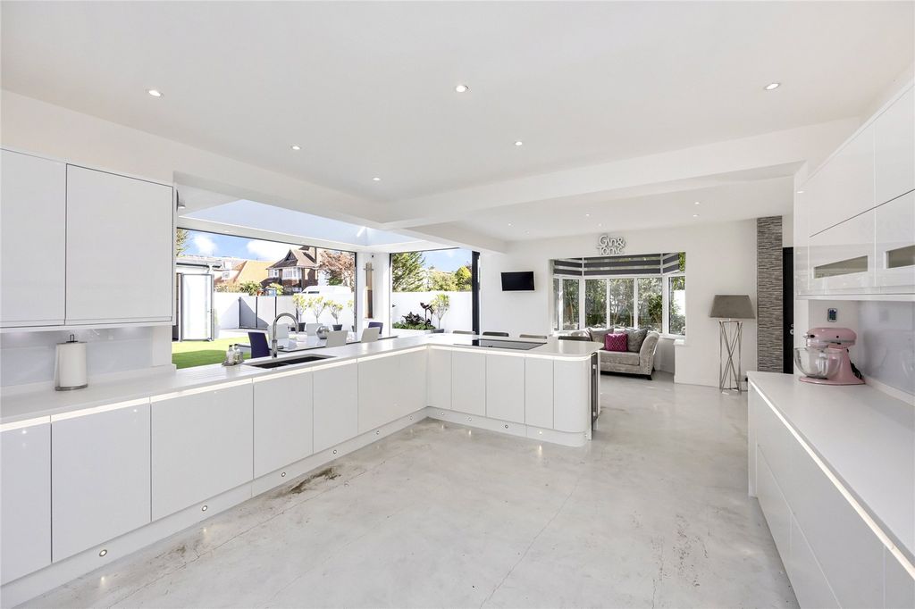 Property photo 2 of 17 Picture No. 18