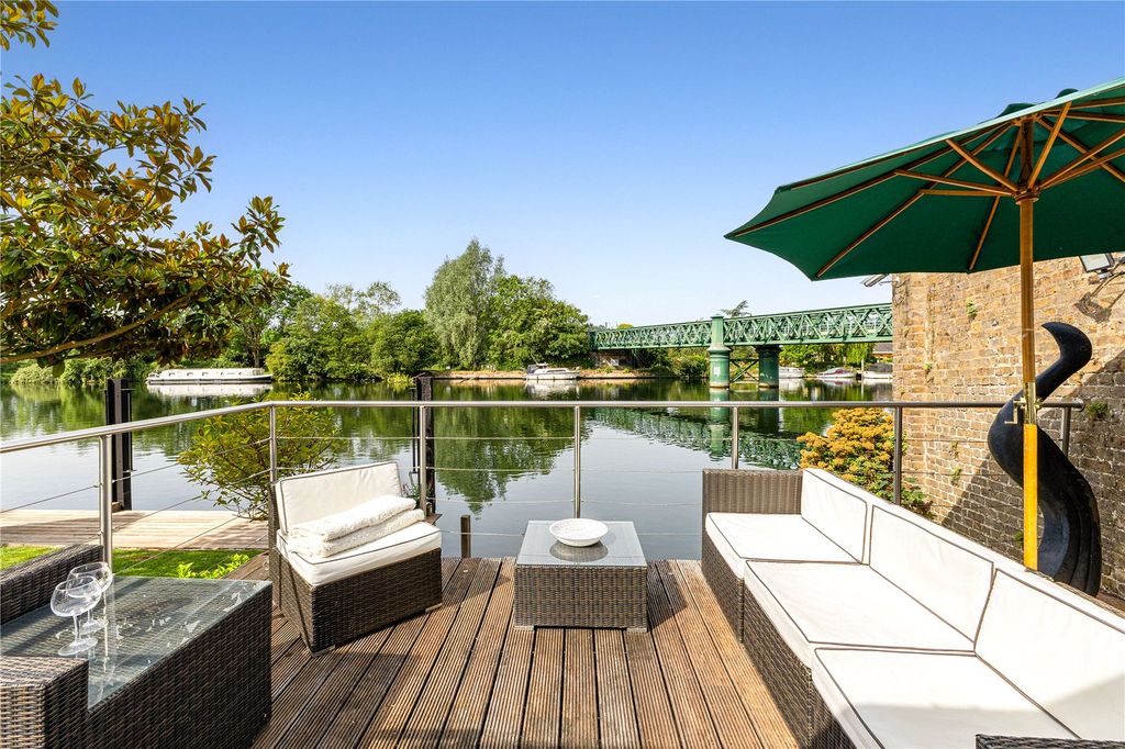 5 bed detached house for saleCamden Place, Bourne End, Buckinghamshire SL8 photo 4