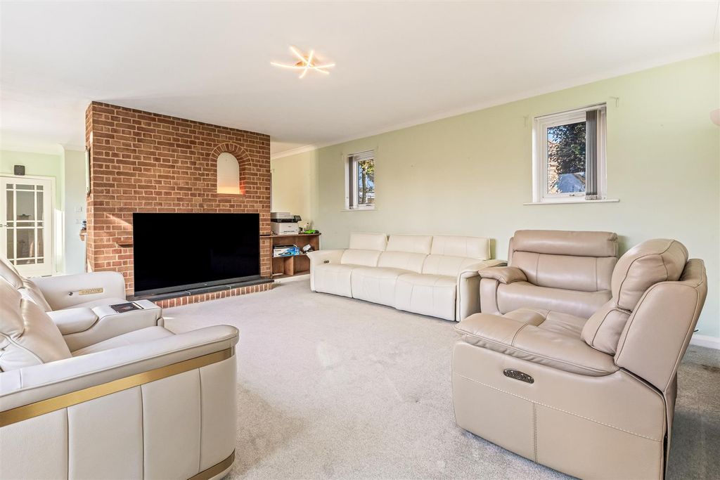 Property photo 2 of 28 Open Plan Lounge / Diner