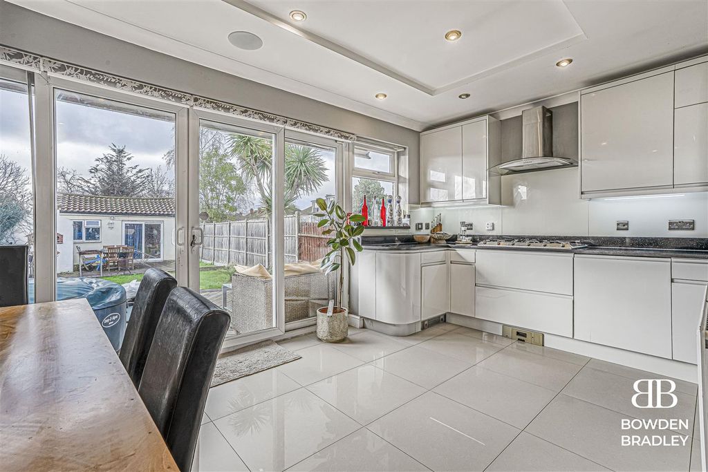 Property photo 2 of 21 Kitchen / Diner