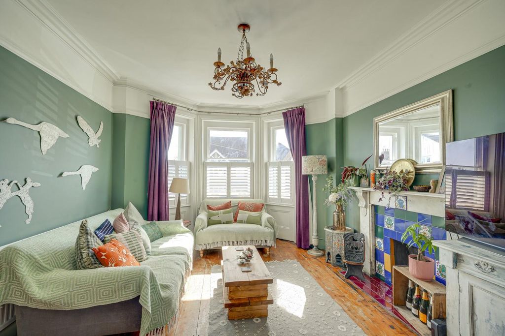 Property photo 2 of 31