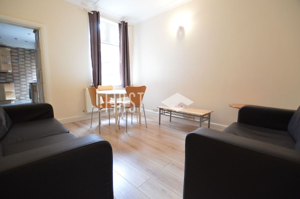 Property photo 1 of 10 Living Room