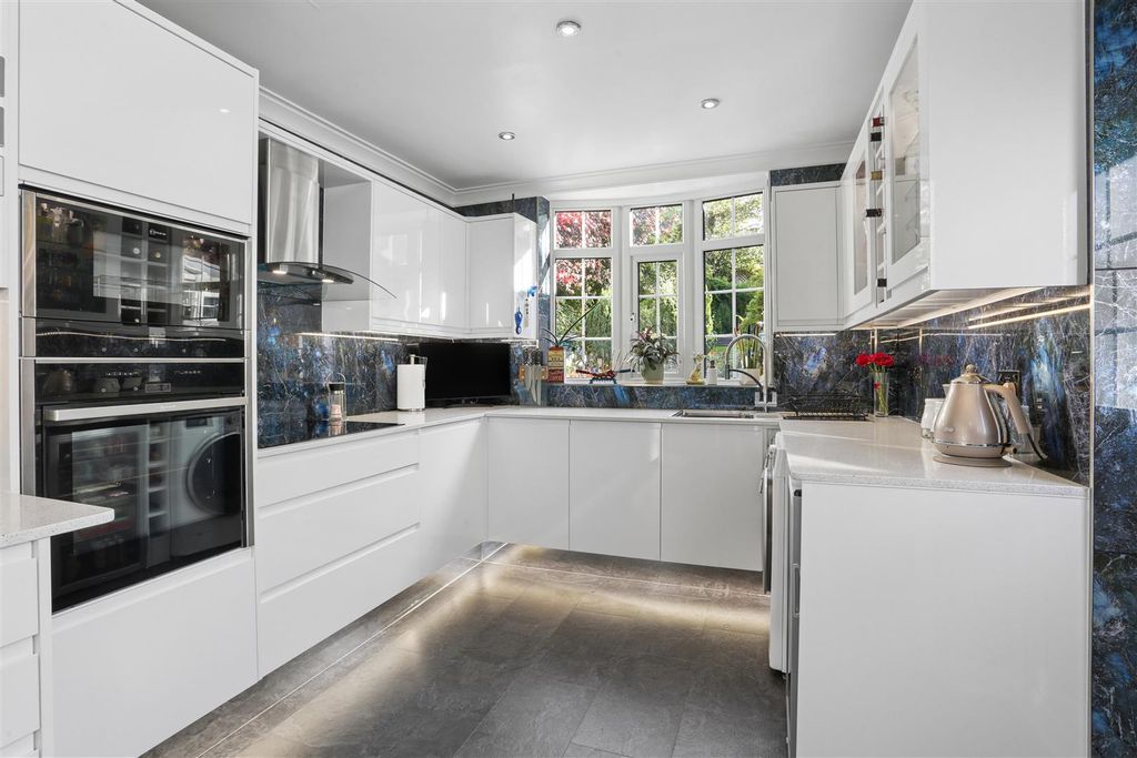 Property photo 3 of 29 1795900421 - 27 Central Way, Sm5 - 27.Jpg