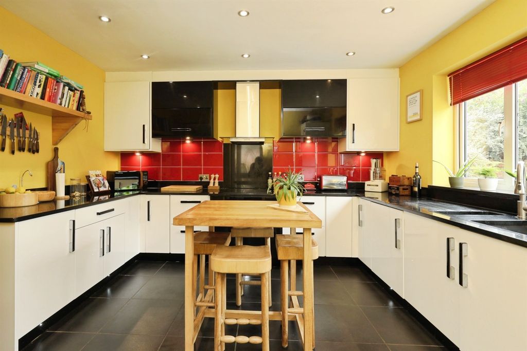 Property photo 3 of 24
