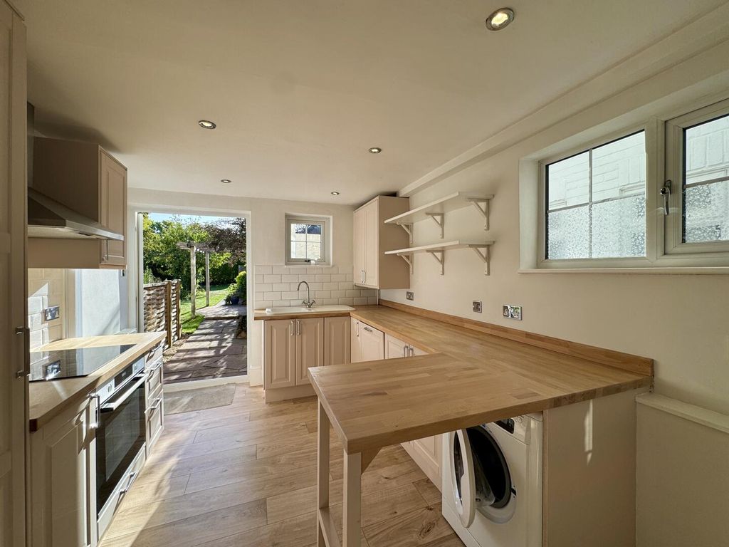 Property photo 1 of 10 Kitchen