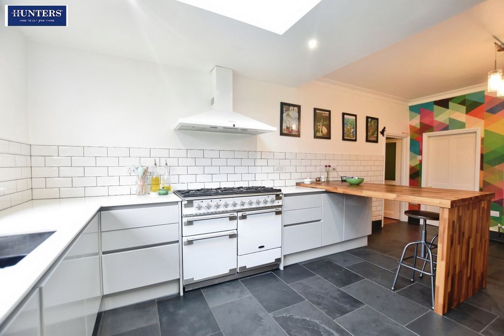 Property photo 3 of 31 Kitchen