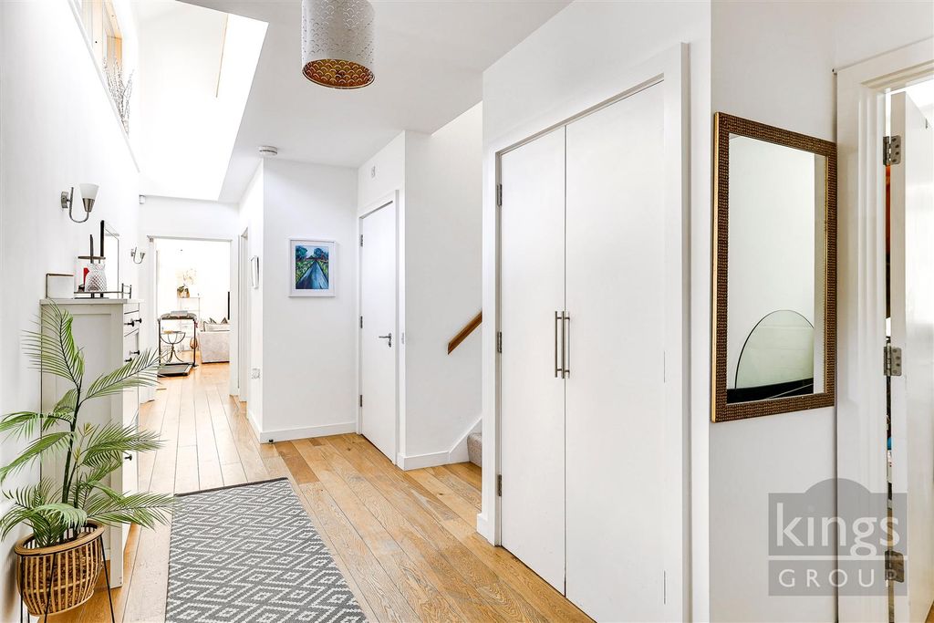Property photo 3 of 28 Entrance Hall Jpg