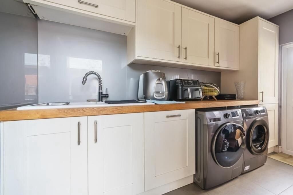 Property photo 3 of 16 Kitchen