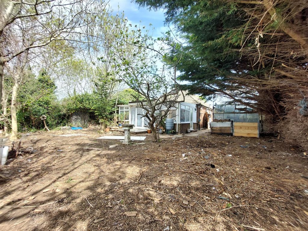 Property photo 2 of 11 Garden