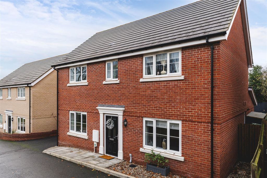 Property photo 1 of 25 Redbank Close-38.Jpg