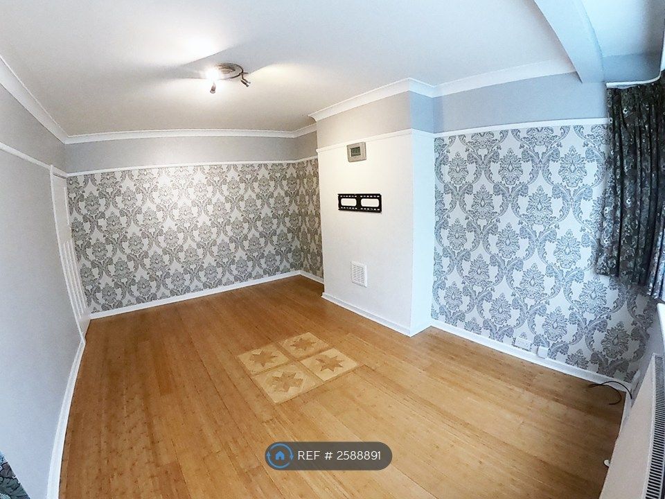Property photo 3 of 18 Living Room