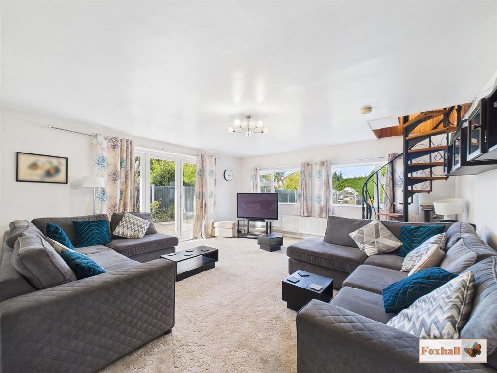 Property photo 3 of 30 Lounge