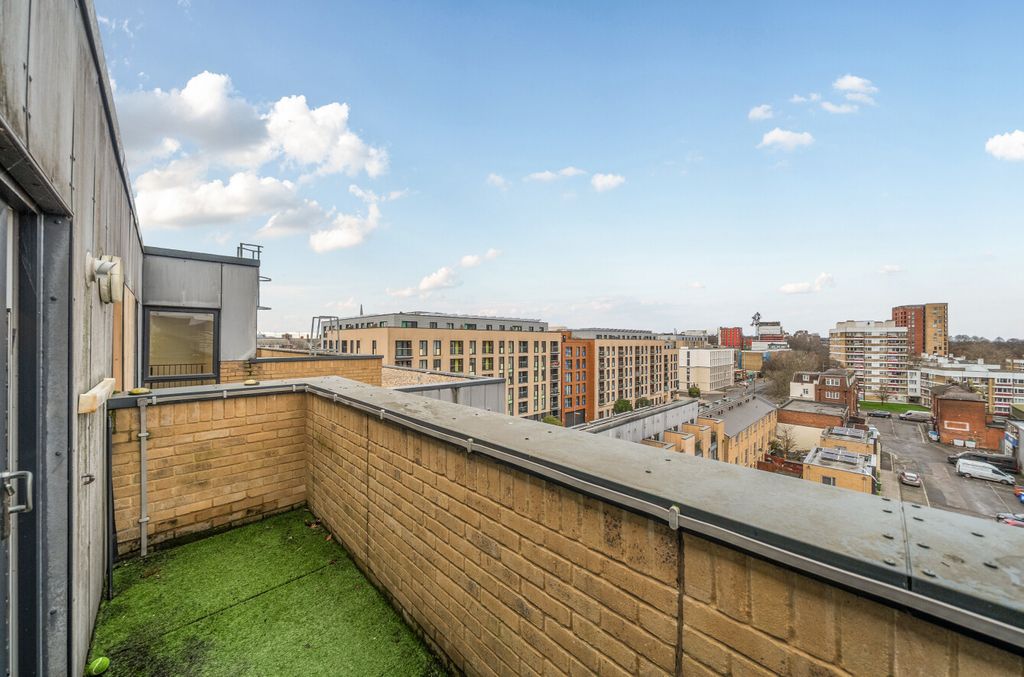 Property photo 1 of 6 1387908-11-693c45...