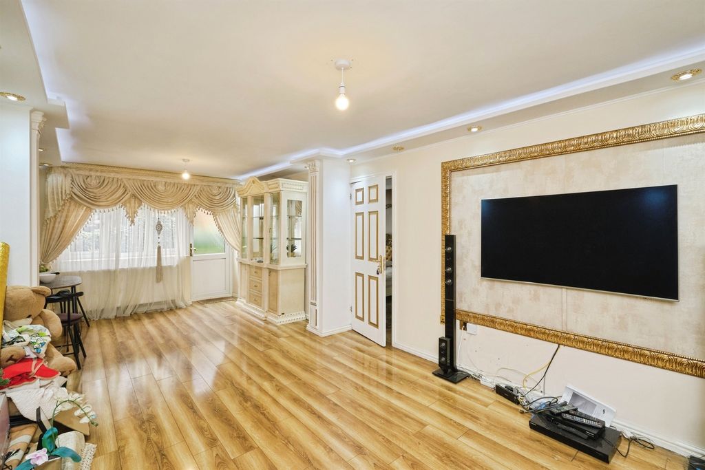 Property photo 2 of 20