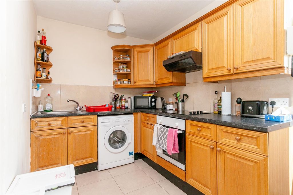 Property photo 3 of 11 Kitchen