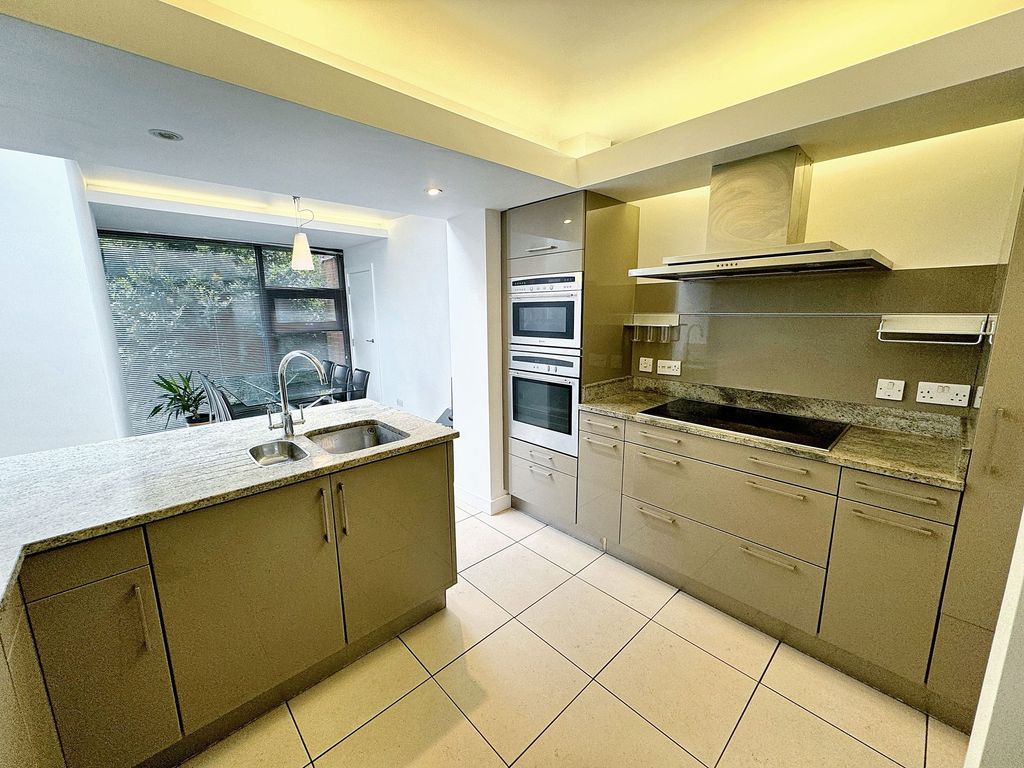 Property photo 2 of 33