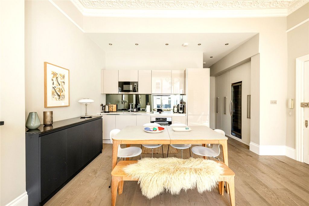 Property photo 3 of 11 Dining