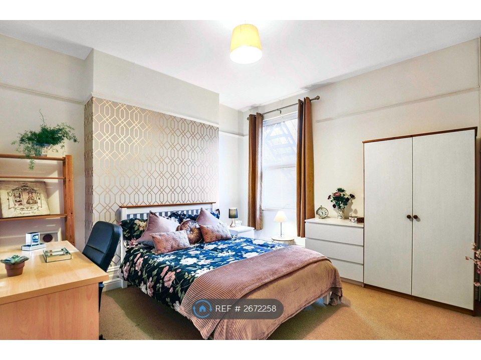 Property photo 3 of 11 Bedroom 2