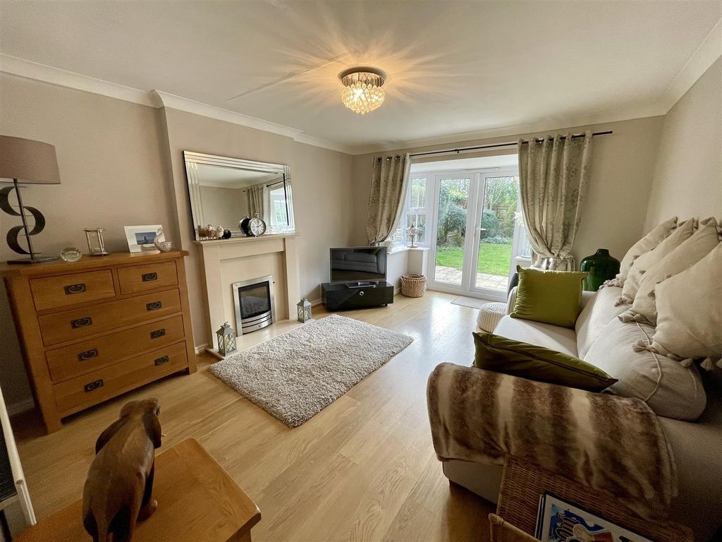 Property photo 2 of 17 Lounge