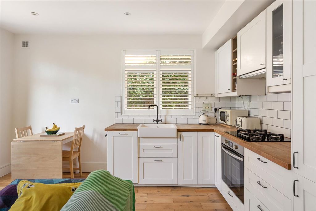 Property photo 3 of 27 Winns Terrace, E17