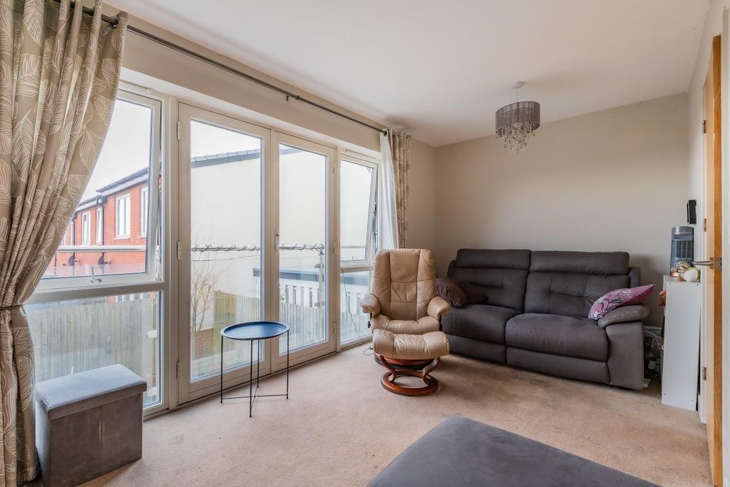 Property photo 3 of 16 Lounge