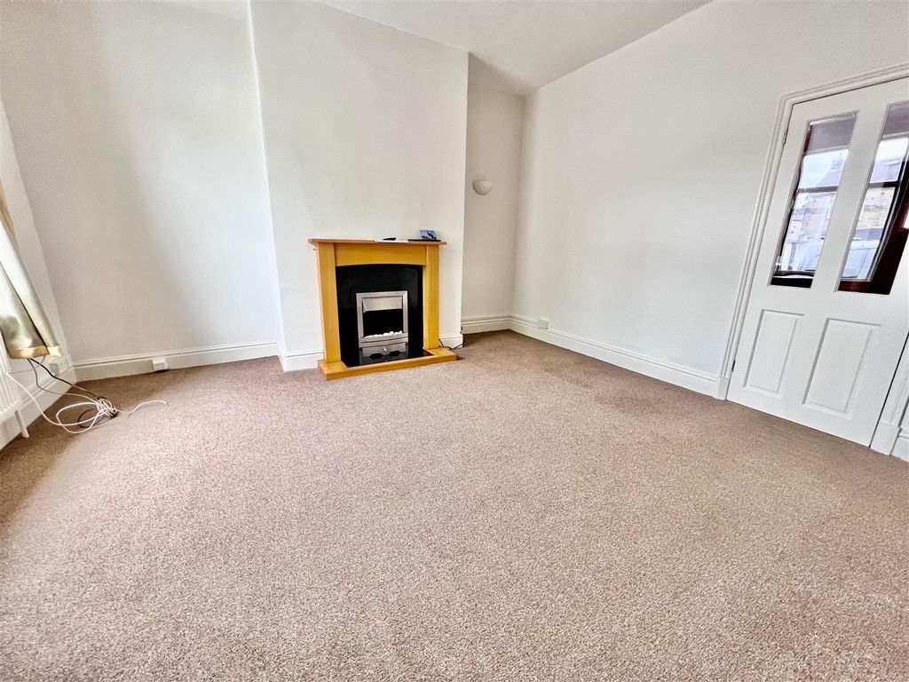 Property photo 3 of 10 Lounge